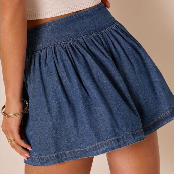 VICI Delfinah Pleated Denim Shorts NWOT Size‎ M - Picture 3 of 5